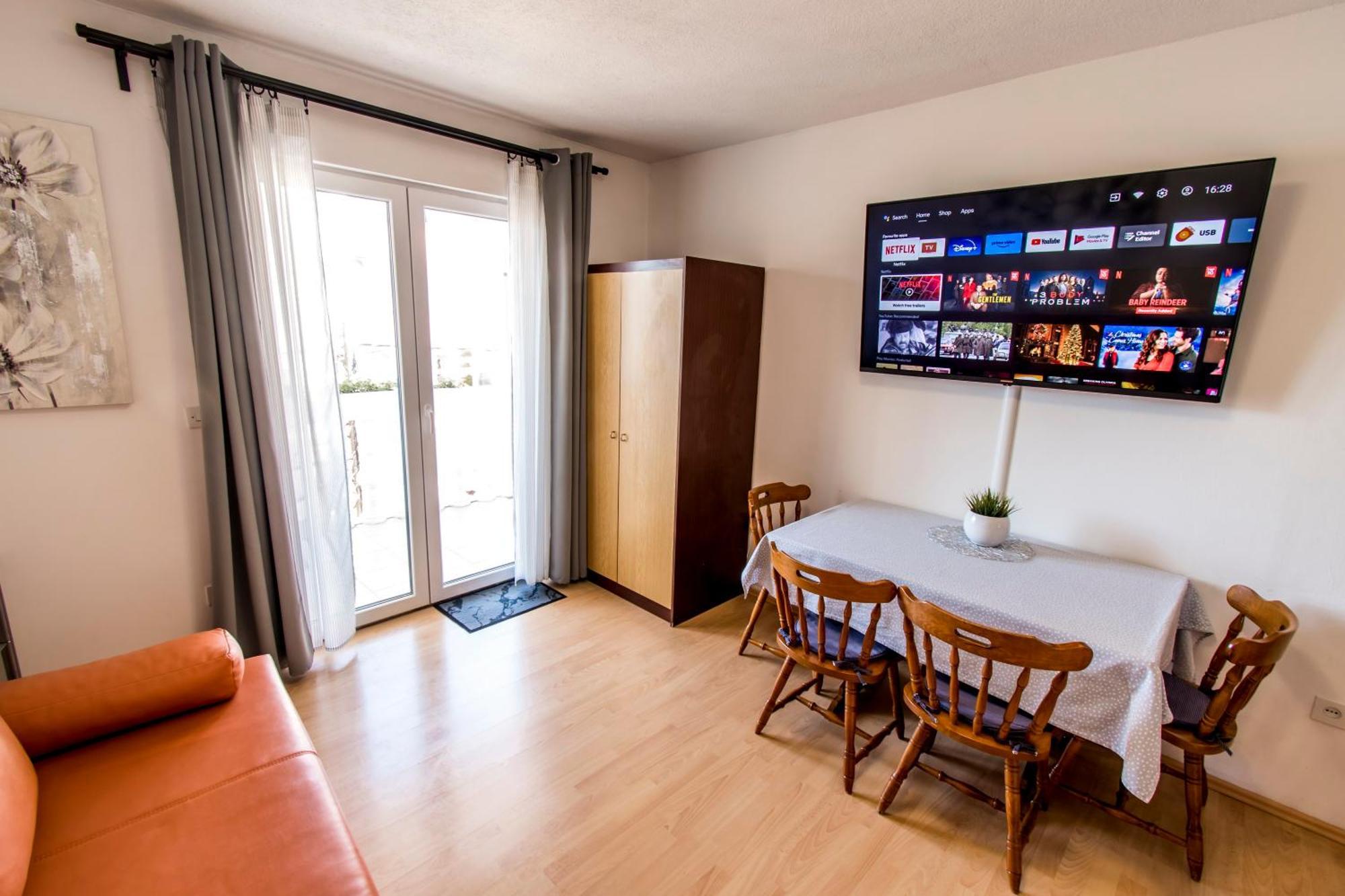 Apartments Curic โตรกีร์ ภายนอก รูปภาพ